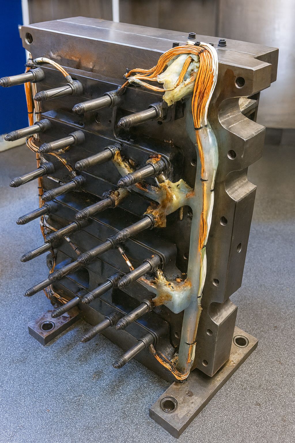 When a leak occurs in the hot runner, the mold suffers severe damage.